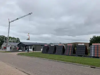 Nieuwe mobiele kraan voor het leggen van dakpannen