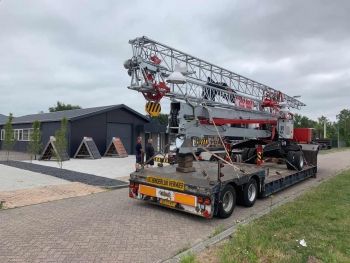 Nieuwe mobiele kraan voor het leggen van dakpannen Nieuwe mobiele kraan voor het leggen van dakpannen