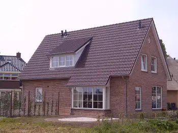 Nelskamp dakpan op woning