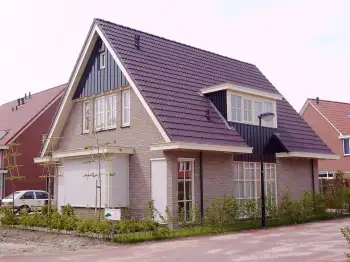 Nelskamp dakpan op woning