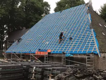 Op een Friese boerderij in Haule Nelskamp OVH H 14 dakpannen leggen. Dakpannen leggen in Friesland