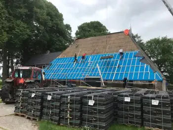 Op een Friese boerderij in Haule Nelskamp OVH H 14 dakpannen leggen. Dakpannen leggen in Friesland