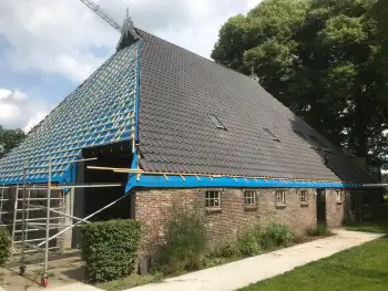 Op een Friese boerderij in Haule Nelskamp OVH H 14 dakpannen leggen. Dakpannen leggen in Friesland