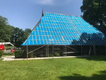 Op een Friese boerderij in Haule Nelskamp OVH H 14 dakpannen leggen. Dakpannen leggen in Friesland