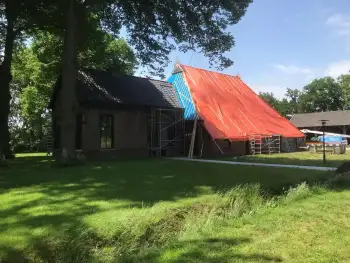 Op een Friese boerderij in Haule Nelskamp OVH H 14 dakpannen leggen. Dakpannen leggen in Friesland