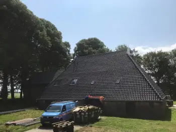 Op een Friese boerderij in Haule Nelskamp OVH H 14 dakpannen leggen. Dakpannen leggen in Friesland