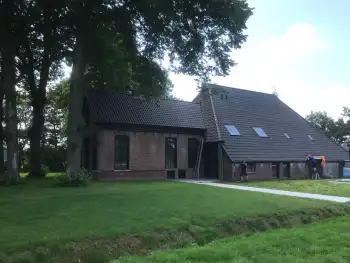 Op een Friese boerderij in Haule Nelskamp OVH H 14 dakpannen leggen. Dakpannen leggen in Friesland