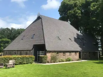 Op een Friese boerderij in Haule Nelskamp OVH H 14 dakpannen leggen. Dakpannen leggen in Friesland