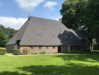 Op een Friese boerderij in Haule Nelskamp OVH H 14 dakpannen leggen. Dakpannen leggen in Friesland