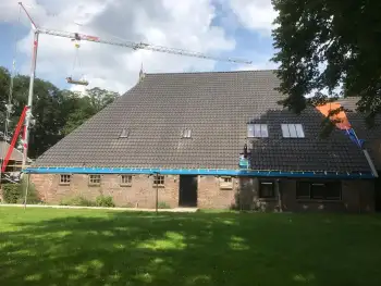 Op een Friese boerderij in Haule Nelskamp OVH H 14 dakpannen leggen. Dakpannen leggen in Friesland