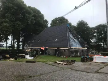 Op een Friese boerderij in Haule Nelskamp OVH H 14 dakpannen leggen. Dakpannen leggen in Friesland