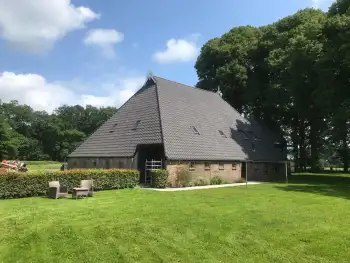 Op een Friese boerderij in Haule Nelskamp OVH H 14 dakpannen leggen. Dakpannen leggen in Friesland