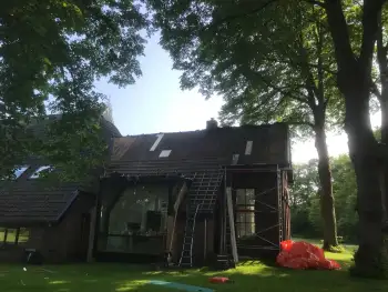 Op een Friese boerderij in Haule Nelskamp OVH H 14 dakpannen leggen. Dakpannen leggen in Friesland