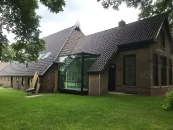 Op een Friese boerderij in Haule Nelskamp OVH H 14 dakpannen leggen. Dakpannen leggen in Friesland