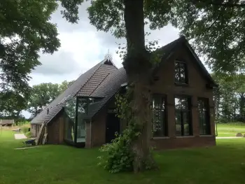 Op een Friese boerderij in Haule Nelskamp OVH H 14 dakpannen leggen. Dakpannen leggen in Friesland