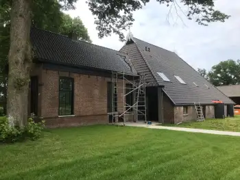 Op een Friese boerderij in Haule Nelskamp OVH H 14 dakpannen leggen. Dakpannen leggen in Friesland