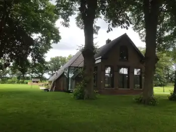 Op een Friese boerderij in Haule Nelskamp OVH H 14 dakpannen leggen. Dakpannen leggen in Friesland