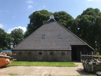 Op een Friese boerderij in Haule Nelskamp OVH H 14 dakpannen leggen. Dakpannen leggen in Friesland