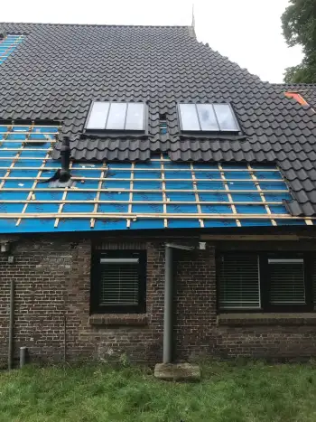 Op een Friese boerderij in Haule Nelskamp OVH H 14 dakpannen leggen. Dakpannen leggen in Friesland