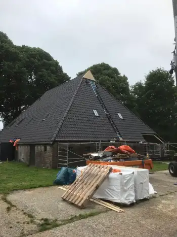 Op een Friese boerderij in Haule Nelskamp OVH H 14 dakpannen leggen. Dakpannen leggen in Friesland