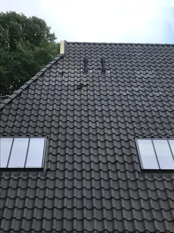 Op een Friese boerderij in Haule Nelskamp OVH H 14 dakpannen leggen. Dakpannen leggen in Friesland