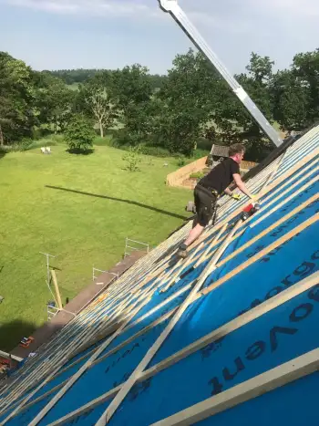 Op een Friese boerderij in Haule Nelskamp OVH H 14 dakpannen leggen. Dakpannen leggen in Friesland