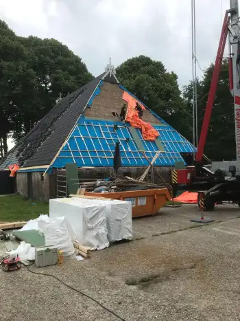 Op een Friese boerderij in Haule Nelskamp OVH H 14 dakpannen leggen. Dakpannen leggen in Friesland