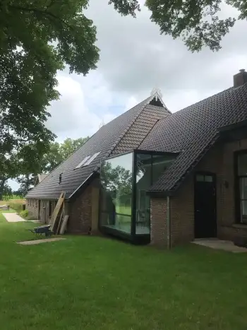 Op een Friese boerderij in Haule Nelskamp OVH H 14 dakpannen leggen. Dakpannen leggen in Friesland