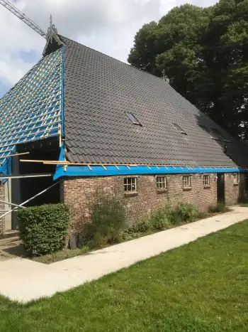 Op een Friese boerderij in Haule Nelskamp OVH H 14 dakpannen leggen. Dakpannen leggen in Friesland