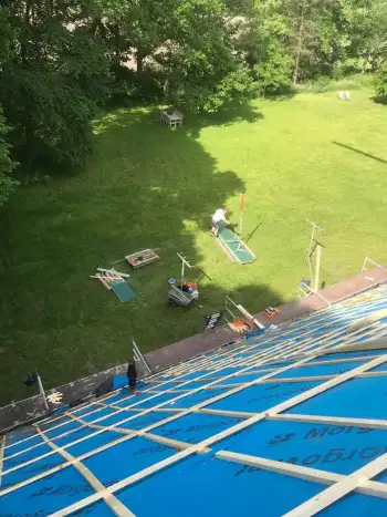 Op een Friese boerderij in Haule Nelskamp OVH H 14 dakpannen leggen. Dakpannen leggen in Friesland