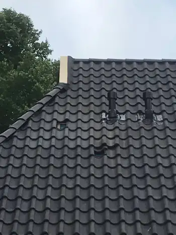 Op een Friese boerderij in Haule Nelskamp OVH H 14 dakpannen leggen. Dakpannen leggen in Friesland