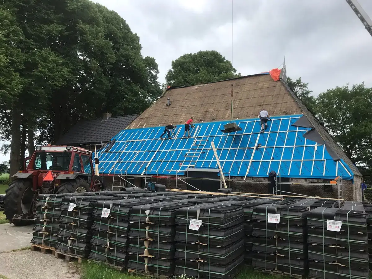 Op een Friese boerderij in Haule Nelskamp OVH H 14 dakpannen leggen. Dakpannen leggen in Friesland