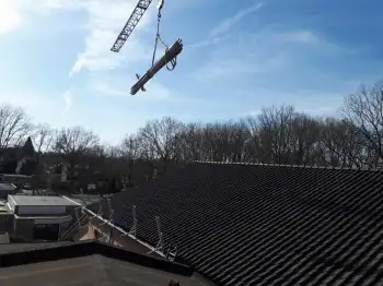 Dakvernieuwd van een Kerk en bijbehoordende woonhuis