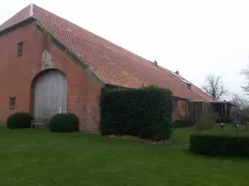 Volledige dakvernieuwing met hergebruik van oude pannen op boerderij in Beerte