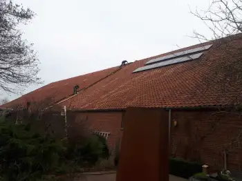 Volledige dakvernieuwing met hergebruik van oude pannen op boerderij in Beerte