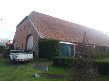 Volledige dakvernieuwing met hergebruik van oude pannen op boerderij in Beerte