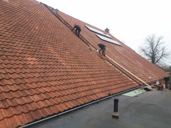 Volledige dakvernieuwing met hergebruik van oude pannen op boerderij in Beerte Volledige dakvernieuwing met hergebruik van oude pannen op boerderij in Beerte