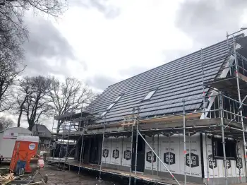 Voor Groenewold Bouw G10 dakpannen gelegd en dakramen geplaats Voor Groenewold Bouw G10 dakpannen gelegd en dakramen geplaats