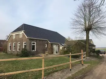 Nieuwe dakpannen gelegd op Woonboerderij in Odoornerveen