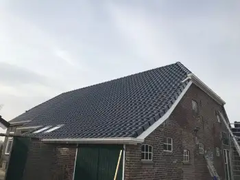 Nieuwe dakpannen gelegd op Woonboerderij in Odoornerveen