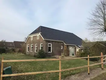 Nieuwe dakpannen gelegd op Woonboerderij in Odoornerveen