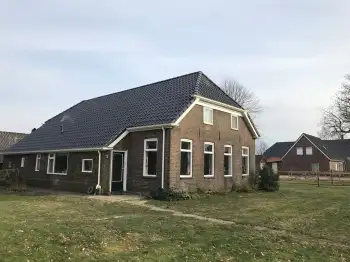 Nieuwe dakpannen gelegd op Woonboerderij in Odoornerveen