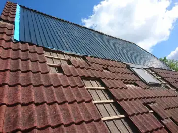 In Bovensmilde oude dakpannen vervangen voor de nieuwe f12U dakpannen van Nelskamp