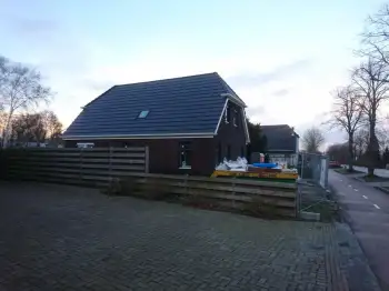 Nelskamp F12U dakpannen gelegd op een nieuwe woning voor Enduro woningen in Valthermond.