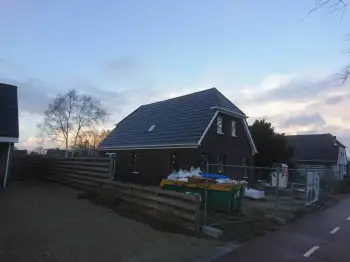 Nelskamp F12U dakpannen gelegd op een nieuwe woning voor Enduro woningen in Valthermond.