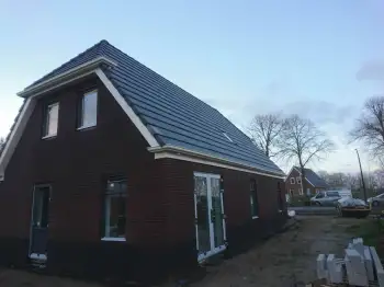 Nelskamp F12U dakpannen gelegd op een nieuwe woning voor Enduro woningen in Valthermond.