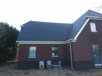 Nelskamp F12U dakpannen gelegd op een nieuwe woning voor Enduro woningen in Valthermond.
