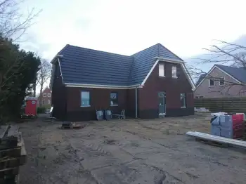 Nelskamp F12U dakpannen gelegd op een nieuwe woning voor Enduro woningen in Valthermond.