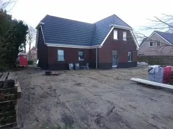 Nelskamp F12U dakpannen gelegd op een nieuwe woning voor Enduro woningen in Valthermond.