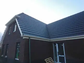 Nelskamp F12U dakpannen gelegd op een nieuwe woning voor Enduro woningen in Valthermond.